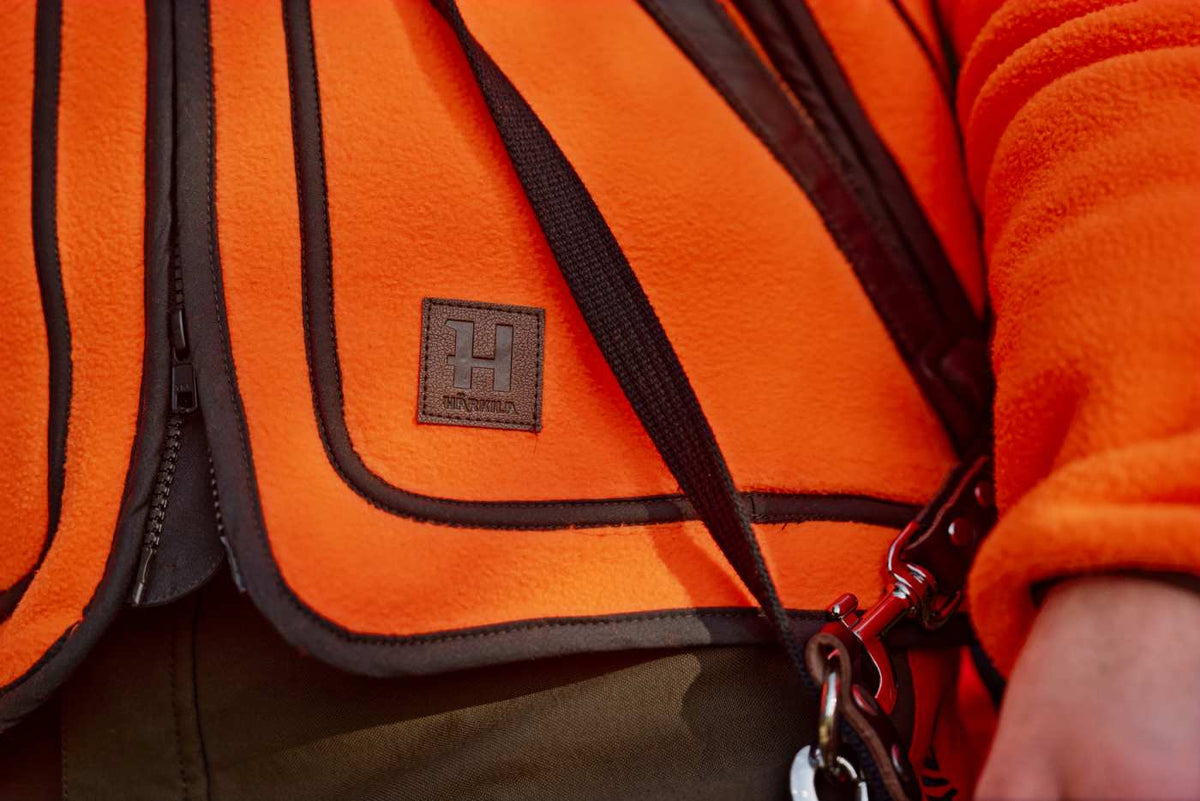 Härkila Jagd-Fleecejacke Wildboar Pro Blaze in Orange blaze – Fronttasche im Einsatz