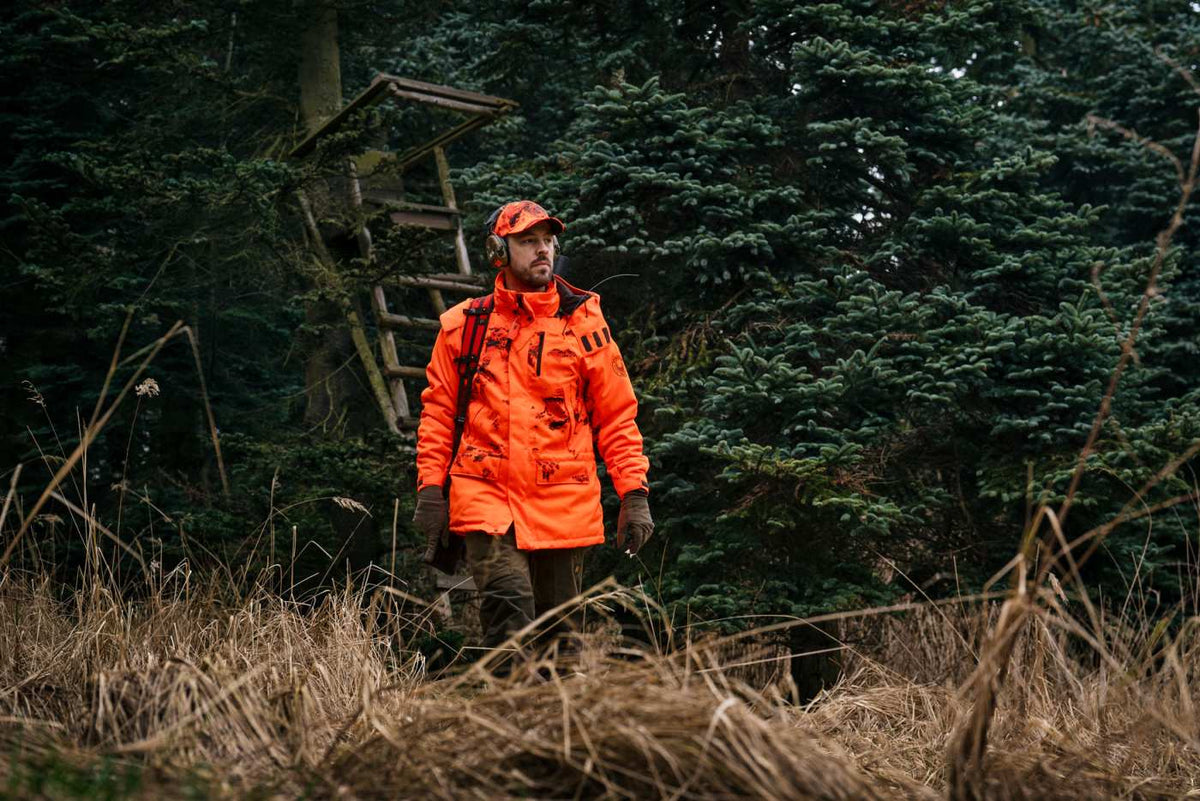 Härkila Herren Jagdjacke Wildboar Pro Blaze Camo HWS Insulated in AXIS MSP®CE orange – im Revier