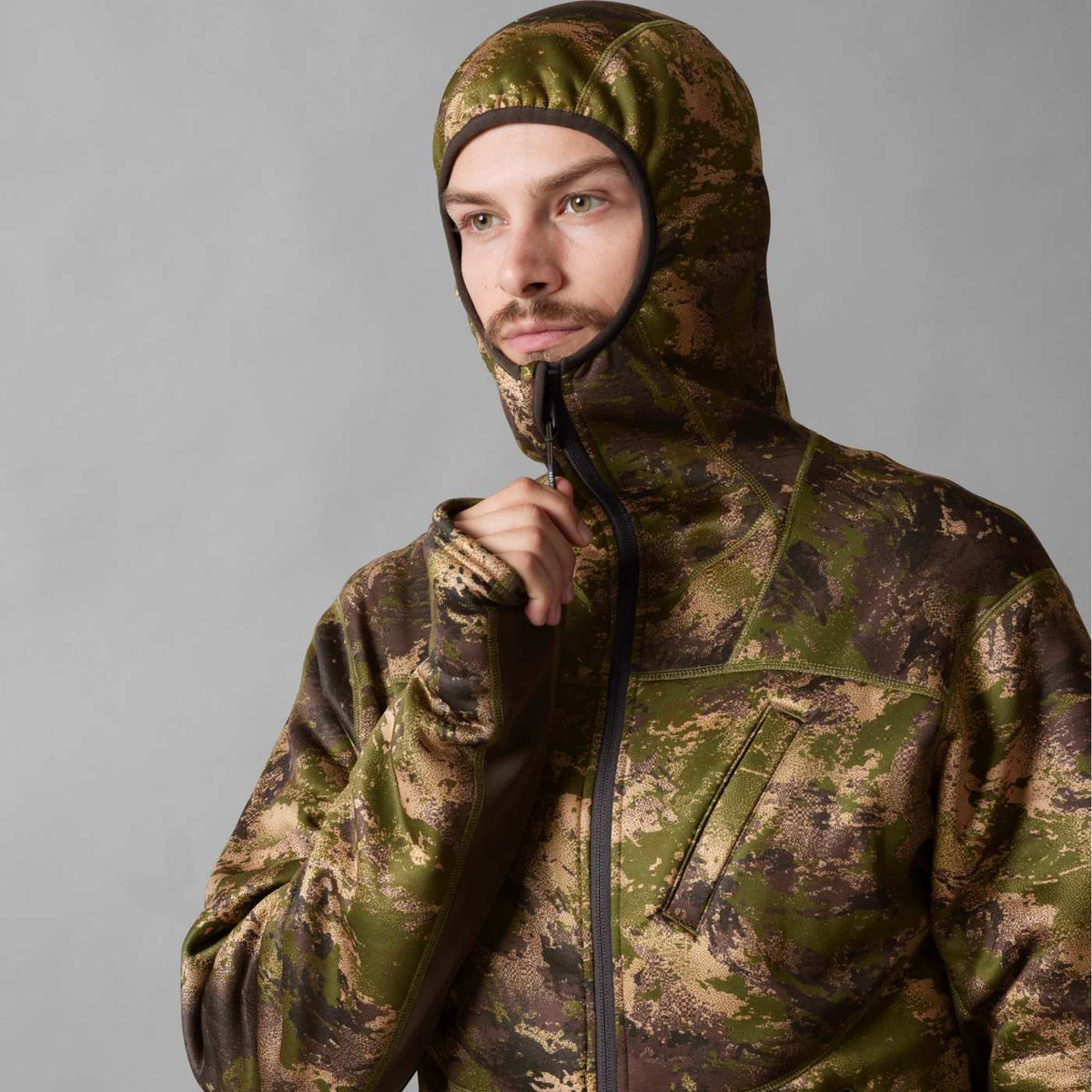 Härkila Herren Kapuzenjacke Deer Stalker Camo Fleece in AXIS MSP®Forest – Kapuze getragen