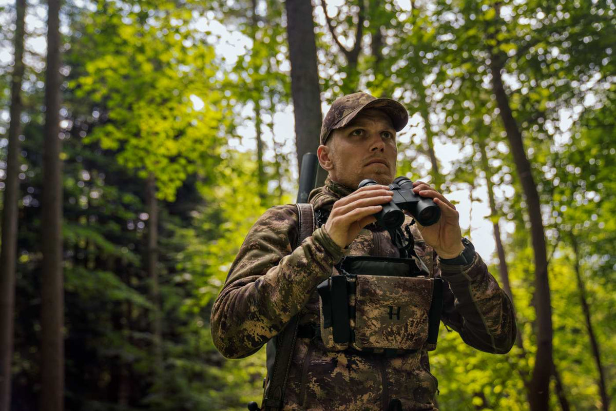 Härkila Herren Kapuzenjacke Deer Stalker Camo Fleece in AXIS MSP®Forest – mit Fernglas