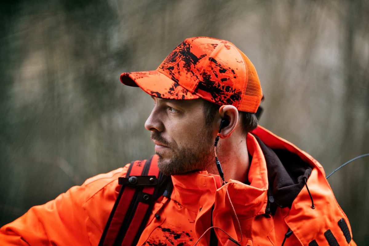 Härkila Kappe Wildboar Pro Blaze Camo in AXIS MSP®CE orange/Shadow brown – getragen seitlich