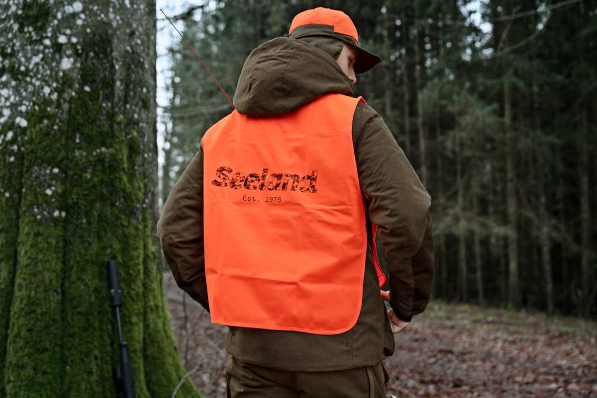 Seeland Signalweste in Orange blaze – bei der Drückjagd von hinten