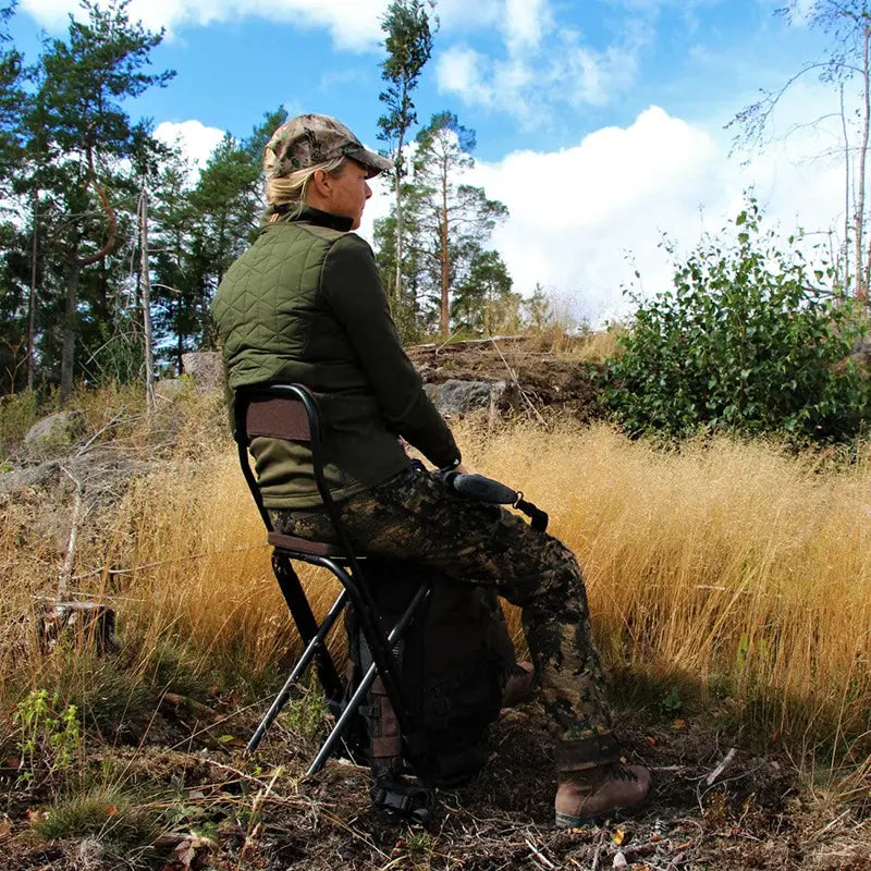 Frau auf Jagdrucksack