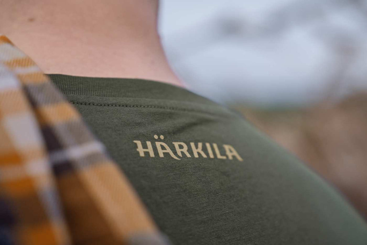 Härkila Herren T-Shirt Wildboar Logo in Forest night – Nackenlogo