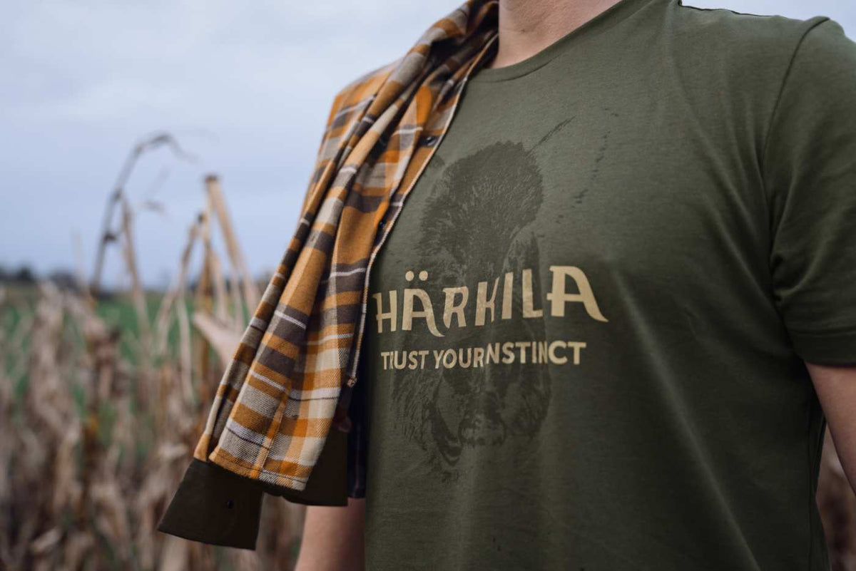 Härkila Herren T-Shirt Wildboar Logo in Forest night – Trageansicht