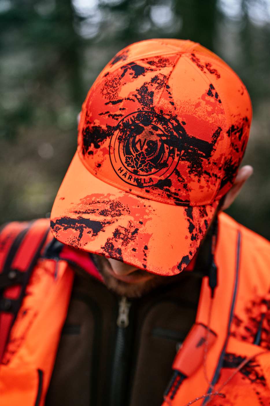 Härkila Kappe Wildboar Pro Blaze Camo in AXIS MSP®CE orange/Shadow brown – getragen von vorn