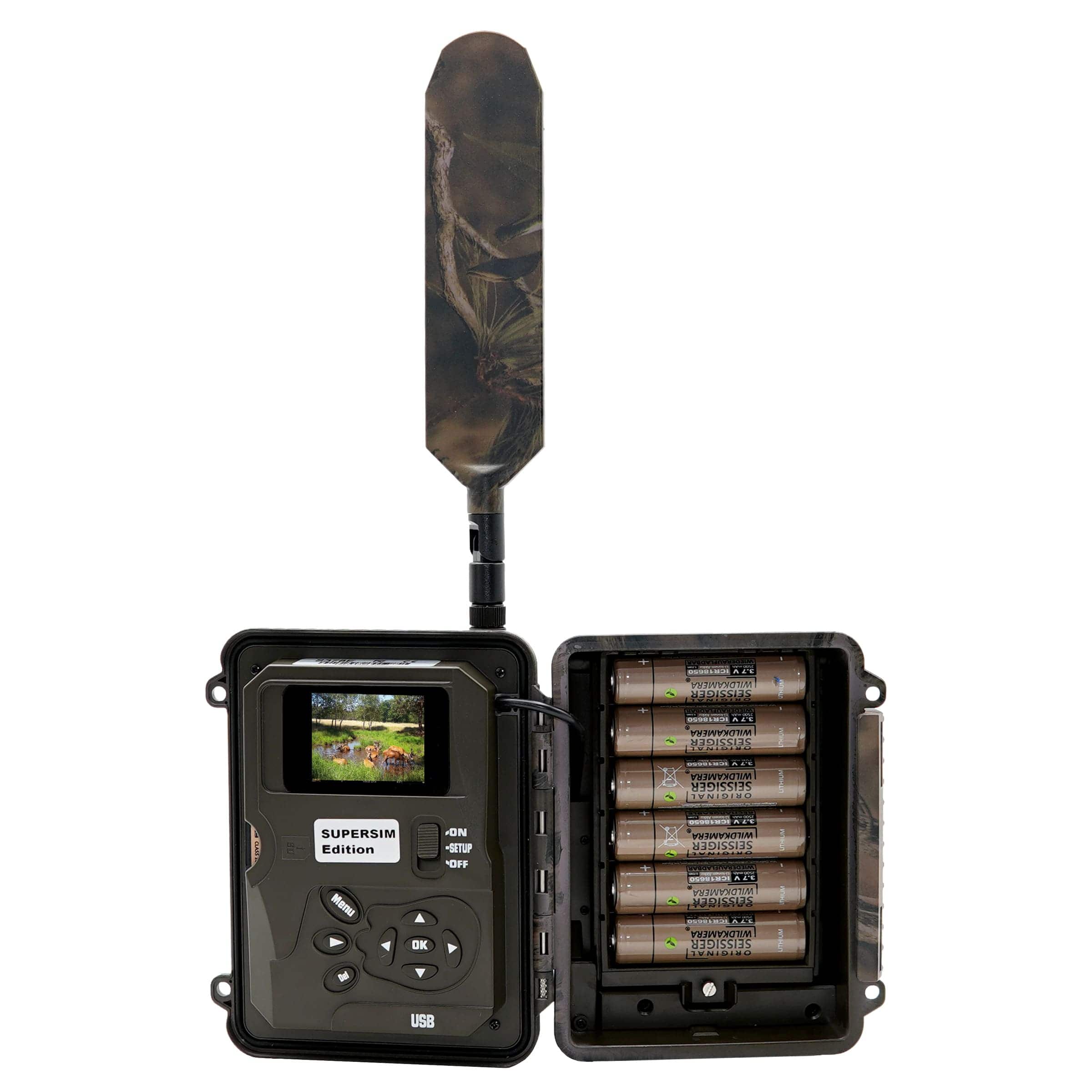 Seissiger Base-Cam LTE SUPERSIM Wildkamera geöffnet mit eingesetzten Lithium-Batterien und Display
